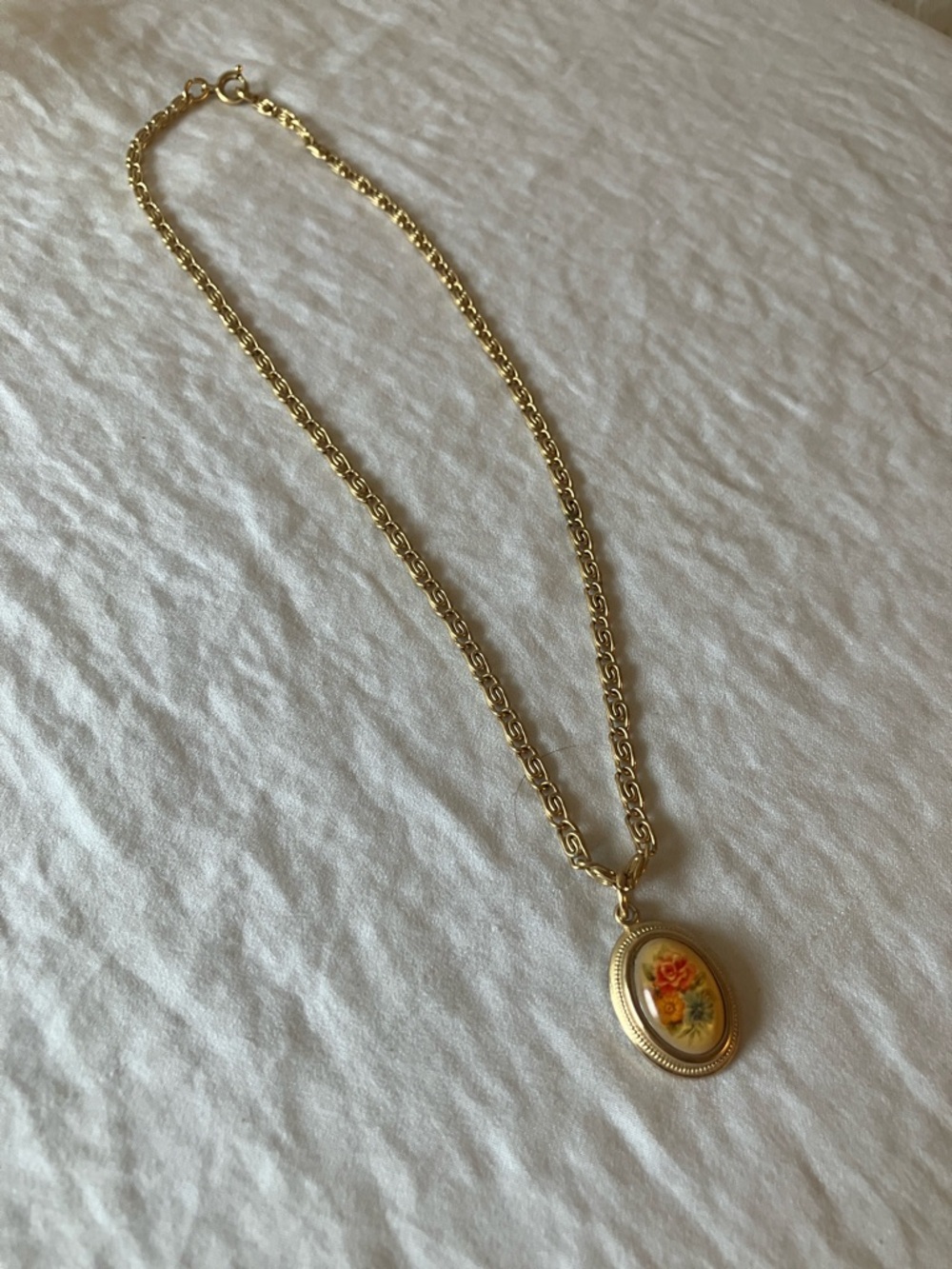 Avon: Gold Tone Floral Oval Necklace- Flower Pendant